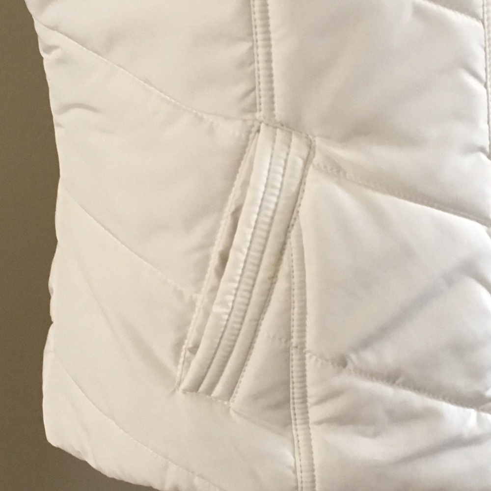 🌸🌸 SOLD 🌸🌸 NWOT Puffy White Vest - Picture 3 of 8